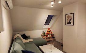 Dachgeschosswohnung Mit Klimaanlage In Bester Lage